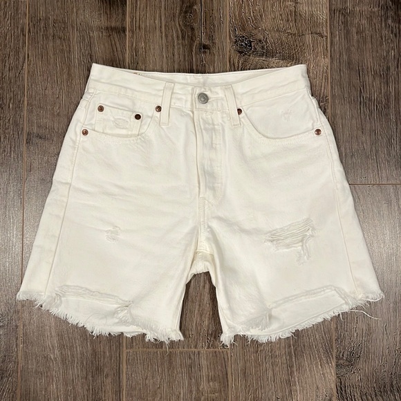 ❌SOLD❌ Levi’s | 501 Mid Thigh Denim Shorts - Picture 1 of 3
